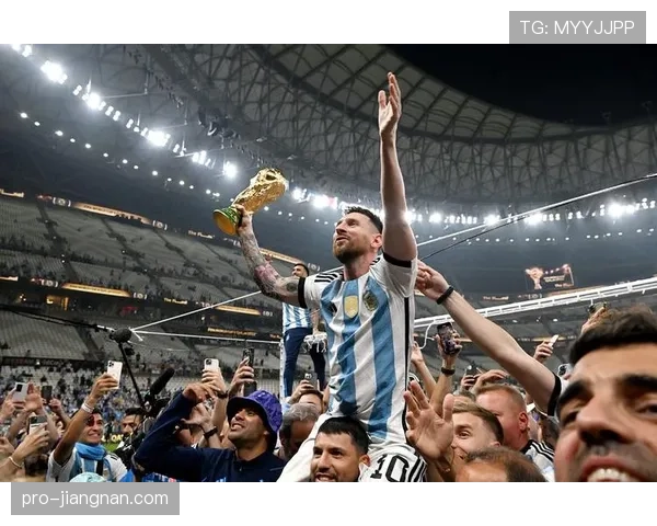 居莱尔与梅西的技术风格与成长路径对比：他能复刻球王之路吗？