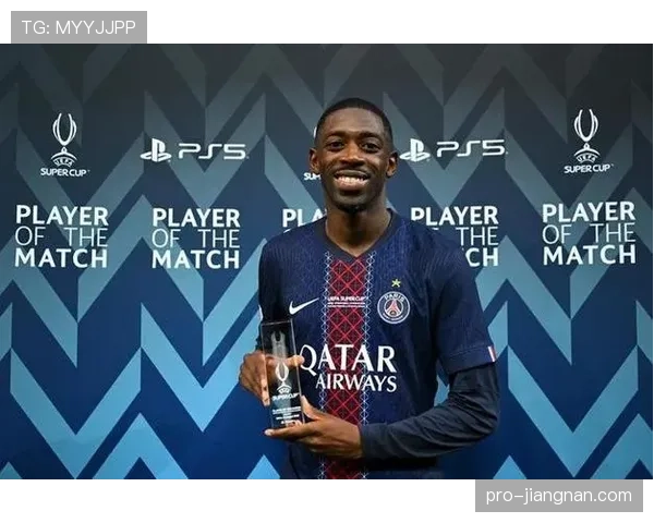 奥斯曼·登贝莱把超跑开进客厅，隔壁大妈一边报警一边直播