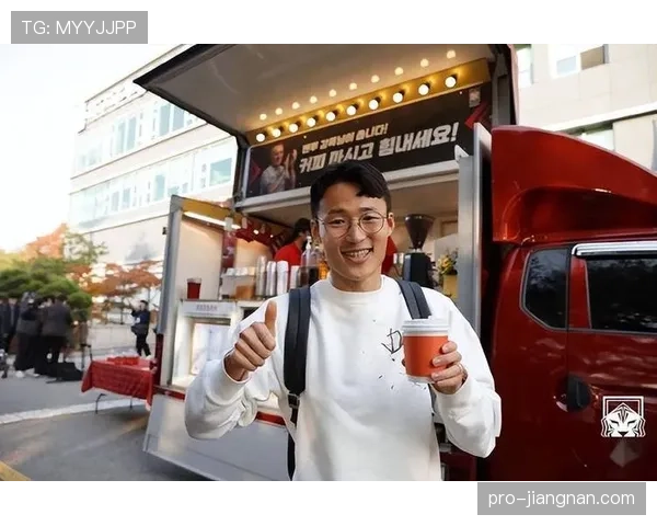 孙准浩场下喝咖啡比我家月供都贵，这生活质量醒醒吧！